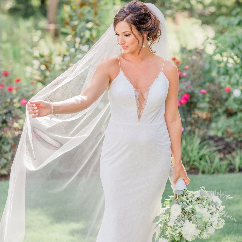 single tier raw edge veil in chapel length 7.5ft in light ivory
